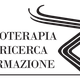 Logo con testo: "Psicoterapia, Ricerca, Formazione" e linee curve stilizzate a destra.