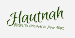 Text "Hautnah: fühlen Sie sich wohl in Ihrer Haut" in grüner Schrift auf weißem Hintergrund.