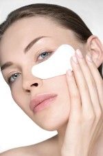 Frau mit Augenpatch auf der Wange, Gesichtspflege.