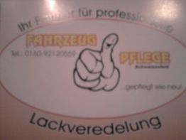 Verschwommenes Auto-Pflege-Logo mit Daumen nach oben und Kontaktinformationen.