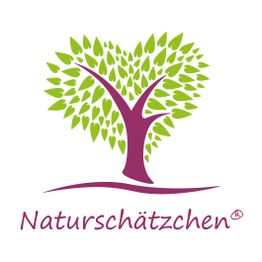 Baum mit herzförmigen Blättern über dem Schriftzug "Naturschätzchen" auf weißem Hintergrund.