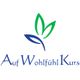 Logo mit zwei grünen und einem blauen Blatt, Text: "Auf Wohlfühl Kurs".
