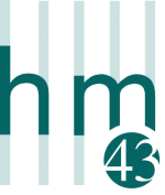 Logo mit den Buchstaben "hm" und der Zahl "43" vor vertikalen Linien.