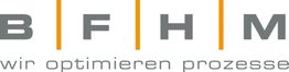 Logo mit den Buchstaben BFHM und dem Slogan "wir optimieren prozesse" in Grau und Orange.