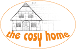 Skizze eines Fachwerkhauses mit dem Text "the cosy home" darunter in einem ovalen Rahmen.