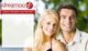 Junges Paar lächelt, Werbe-Banner mit "dreamoo" Logo und Slogan: "Jetzt anmelden und flirten!"