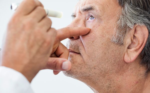 Augen von einem Mann werden unstersucht