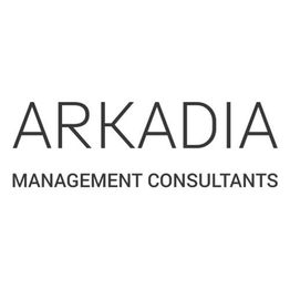 Logo mit Text: „ARKADIA MANAGEMENT CONSULTANTS“ in schwarzer Schrift auf weißem Hintergrund.