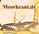 Schmetterling vor stilisiertem Hintergrund mit "Moorkraut.de" in roter Schrift darüber.