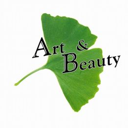 Grünes Ginkgo-Blatt mit schwarzem Text „Art & Beauty“ darüber.