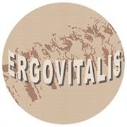 Beiger Kreis mit Weltkarte, darüber der Text "ERGOVITALIS".