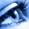 Nahaufnahme eines Auges mit langen Wimpern in blauem Ton.