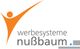 Ein Logo mit orangefarbener Figur und dem Text: "werbesysteme nußbaum".