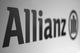 Schwarz-weißes Allianz-Logo mit stilisiertem Gebäude auf einer glatten Oberfläche.