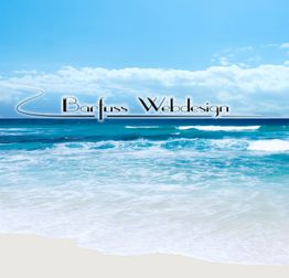 Strand mit blauem Meer und Himmel, Text „Barfuss Webdesign“ schwebt in der Mitte.