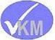 Blaues Oval mit weißen Buchstaben "VKM" und einem weißen Haken.