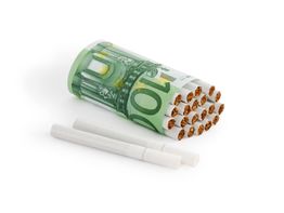 Zigarettenstapel mit Euro-Geldschein umwickelt, daneben zwei lose Zigaretten auf weißem Hintergrund.