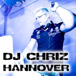 DJ mit Kopfhörern und Mikrofon auf der Bühne, Text: "DJ CHRIZ HANNOVER".
