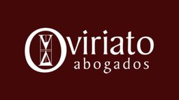 Logo de Viriato Abogados con fondo marrón y texto blanco.