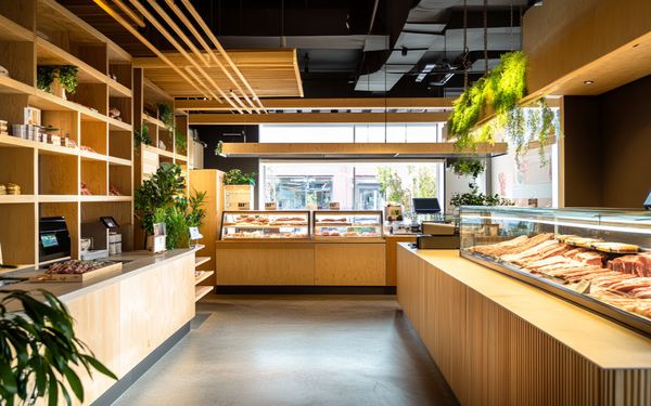 Eine modernisierte Metzgerei mit hellen Ladenräumen und Holzelementen. In der es auf der Rechten Seite die obligatorischen Fleisch und Wurstwarentheke gibt und auf der Linken Seite einen SB-Terminal.