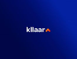 Texto "kllaar" en blanco con una flecha naranja sobre fondo azul oscuro.