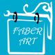 Insegna stilizzata blu con scritta "FABER ART" in bianco, appesa a un supporto decorativo.