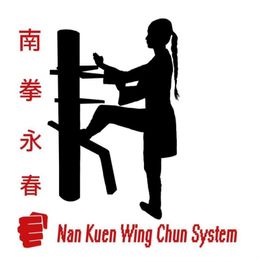 Silhouette eines Menschen beim Üben von Wing Chun mit Holzpuppe, Schriftzeichen sind auch sichtbar.