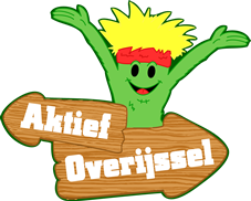 Groene mascotte met rode hoofdband naast houten bord met tekst 'Aktief Overijssel'.