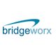Logo des Unternehmens "bridgeworx" in blau mit geschwungenem Bogen über dem Text.
