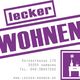 Lila Logo mit Text "lecker WOHNEN", Adresse und Telefon, Symbol mit Möbel und Vase.