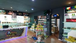 Ein Geschäft voller bunter Feuerwerkskörper mit beleuchtetem Tresen und Regalen voller Produkte.