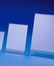 Drei unterschiedlich große, transparente Acrylaufsteller vor blauem Hintergrund.