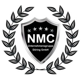 Schwarzes Wappen mit "NMC" und "Unternehmensgruppe Döring GmbH", umrahmt von Lorbeerzweigen.