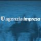 Sfondo blu con testo "agenzia impresa" e sagome sfocate in lontananza.