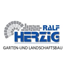 Logo von Ralf Herzig Garten- und Landschaftsbau mit grauen Pflastersteinen und blauem Text.