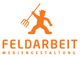 Logo: Orange Silhouette mit Heugabel, Text "Feldarbeit Mediengestaltung".