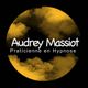Cercle noir avec texte: "Audrey Massiot, Praticienne en Hypnose" sur fond jaune et noir.
