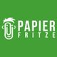 Grünes Logo mit weißem Cartoon-Gesicht und Schriftzug "Papier Fritze".