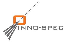 Logo mit orangefarbenem Quadrat und grauen Strahlen, daneben der Text „INNO-SPEC“.