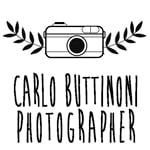 Fotocamera con foglie e testo: "Carlo Buttinoi Photographer".