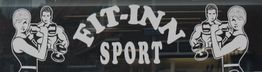 "Logo van Fit-Inz Sport met afbeeldingen van mensen die gewichten heffen."
