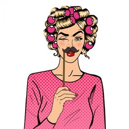 Frau im rosa Kleid mit Lockenwicklern hält einen falschen Schnurrbart und zwinkert.