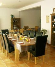 Mediterrane, hell eingerichtete Räumlichkeiten