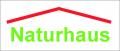 Schriftzug "Naturhaus" in Grün, überdacht von einem roten Dachsymbol.