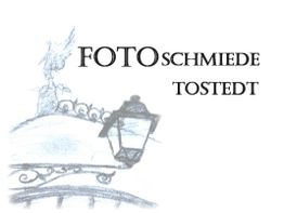 Skizze mit Schriftzug "FOTOSCHMIEDE TOSTEDT" und Straßenlaterne.