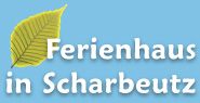 Text "Ferienhaus in Scharbeutz" auf blauem Hintergrund mit gelbem Blatt.