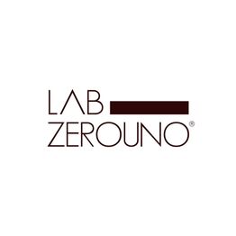 Logo con scritta "LAB ZEROUNO" su sfondo bianco.
