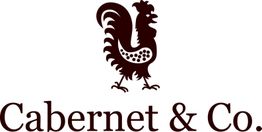 Logo mit stilisiertem Hahn und dem Text "Cabernet & Co." in dunkelbrauner Schrift.