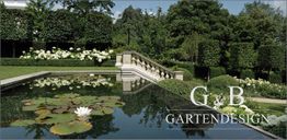 Teich mit Seerosen, Treppe und Gärten voller Bäume und Büsche bei G&B Gartendesign.