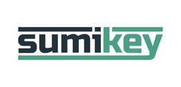 Logotipo de Sumikey con texto negro y verde, líneas paralelas horizontales encima y debajo.